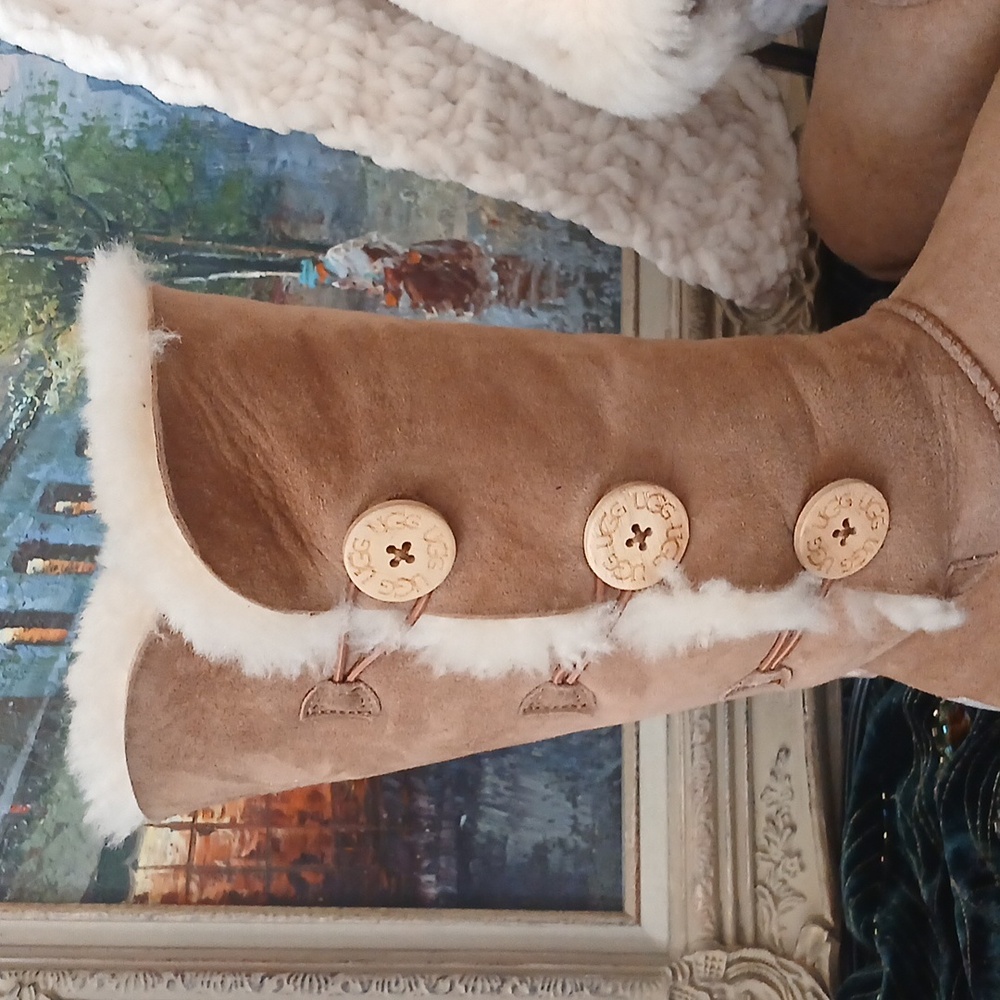 UGG Bailey Button Triplet boots Size 7 Excellent Cond. - Picture 3 of 6